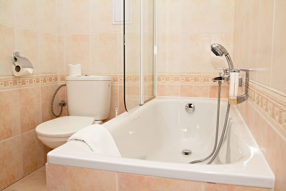 Combined shower/tub, free toiletries, slippers, towels