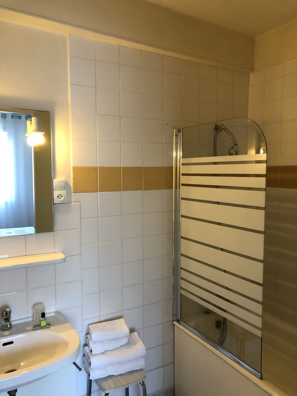 Comfort Twin Room | Bathroom | Free toiletries, hair dryer, towels