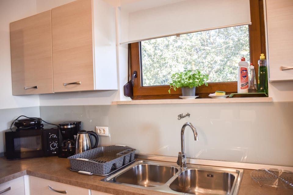 House, 2 Bedrooms, Terrace, Garden View | Private kitchen | Fridge, microwave, oven, stovetop