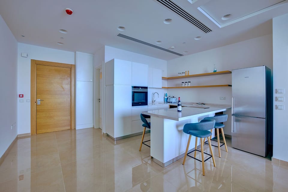 Apartment (1 Bedroom) | Private kitchen | Full-size fridge, microwave, oven, stovetop