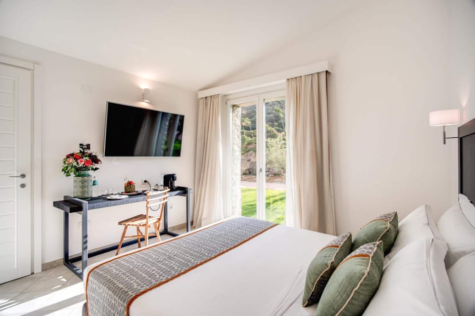 Junior Suite | Hypo-allergenic bedding, minibar, in-room safe, laptop workspace