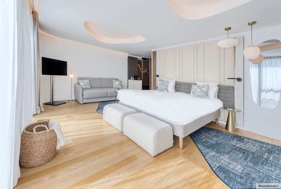 Junior Suite, 1 King Bed | Premium bedding, memory foam beds, minibar, in-room safe