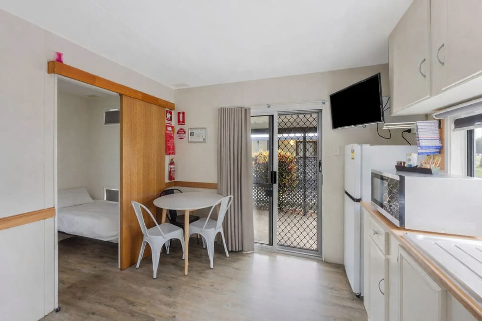 Basic Cabin - Sleeps 3 - Dog Friendly | Dining room