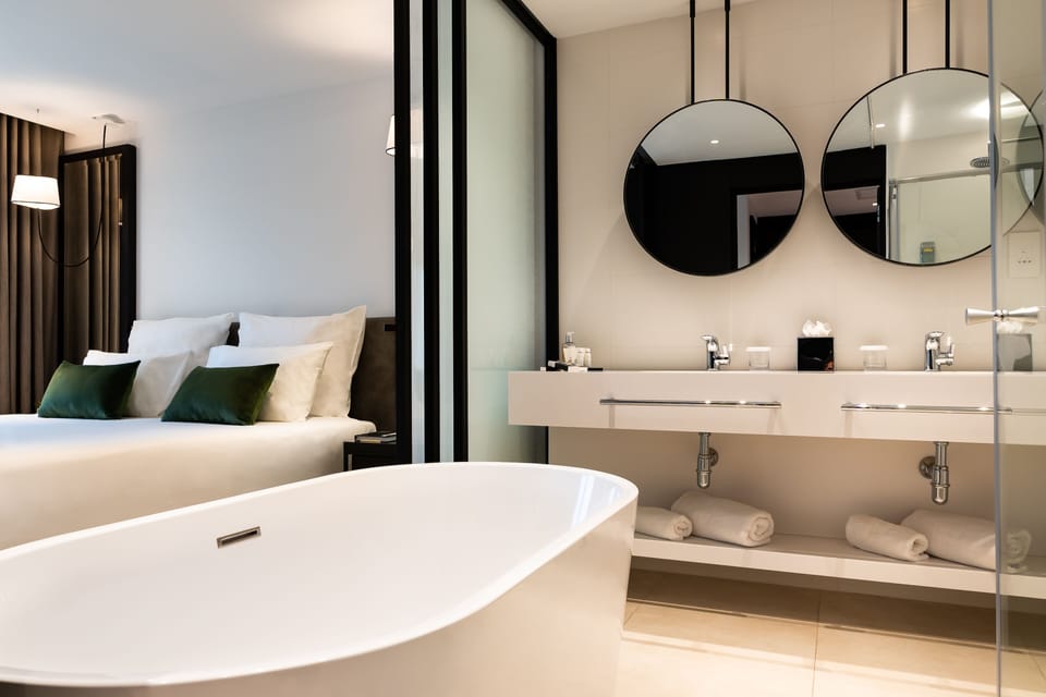 Junior Suite | Minibar, in-room safe, soundproofing, iron/ironing board
