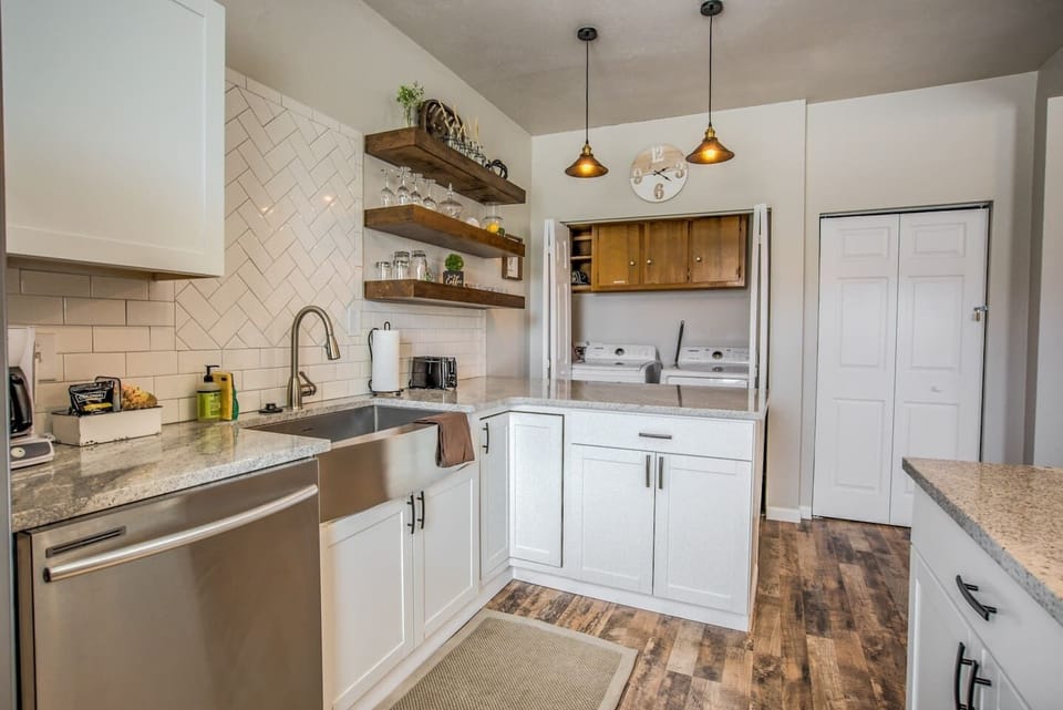 Apartment (2 Bedrooms) | Private kitchen | Microwave, oven
