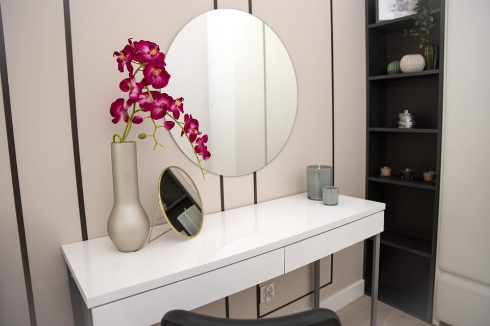 Design Apartment | 1 bedroom, hypo-allergenic bedding available, desk, laptop workspace