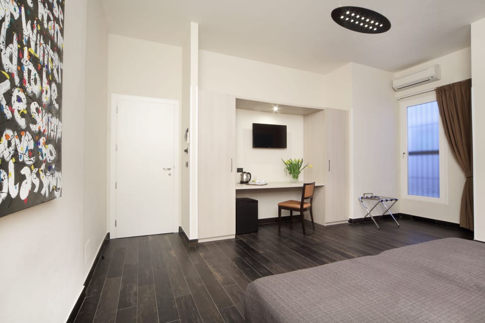 Junior Suite | Living area | 32-inch flat-screen TV with digital channels, TV
