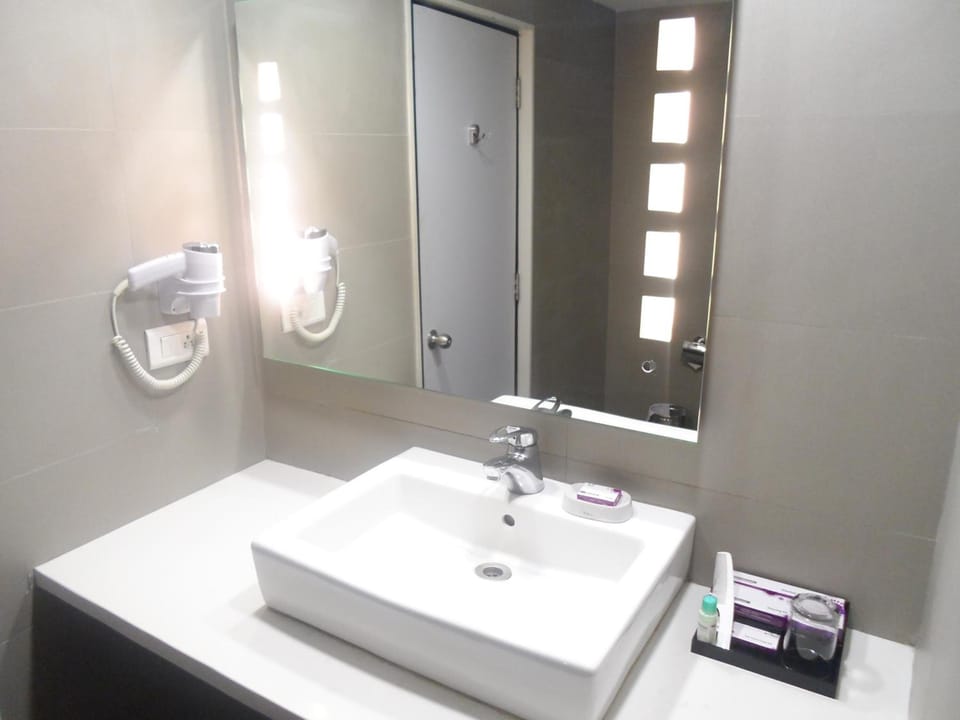 Shower, rainfall showerhead, free toiletries, hair dryer
