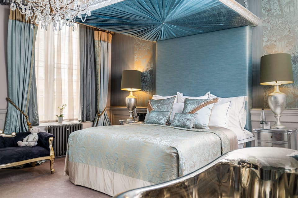 The Townhouse | Premium bedding, minibar, in-room safe, desk