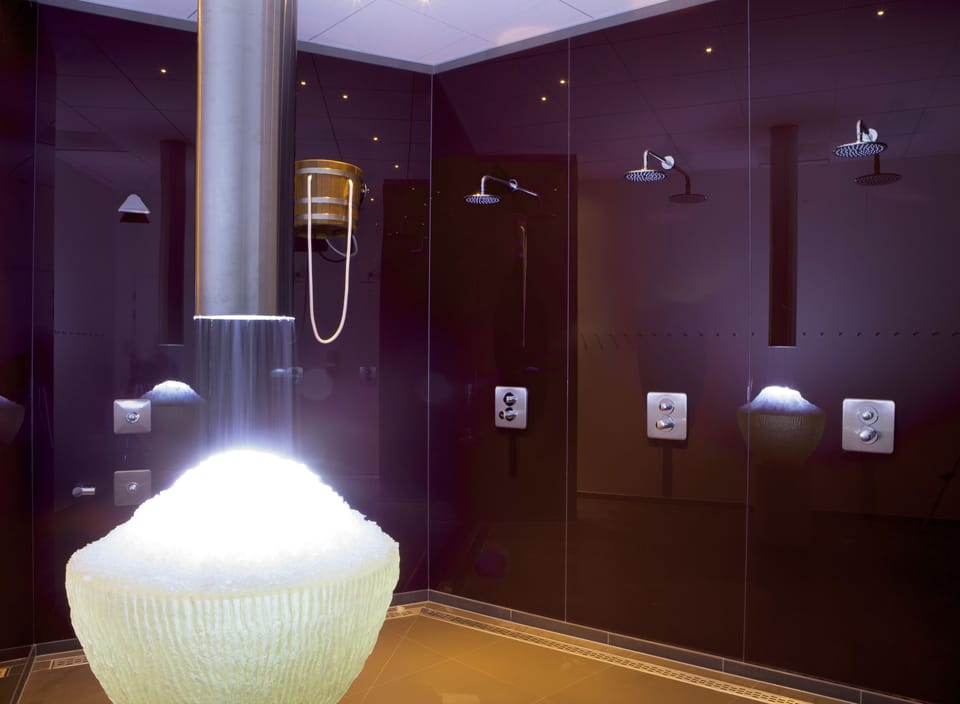 Couples treatment rooms, sauna, hot tub, steam room, Turkish bath