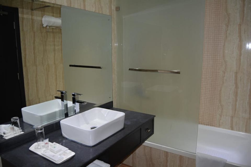 Combined shower/tub, deep soaking tub, rainfall showerhead