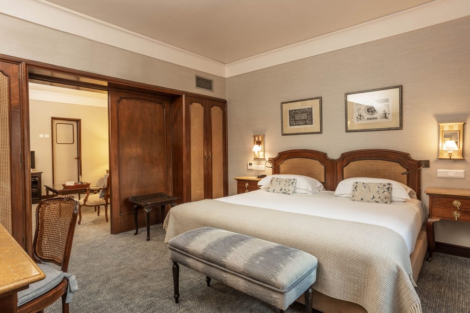 Junior Suite | Minibar, in-room safe, desk, blackout drapes
