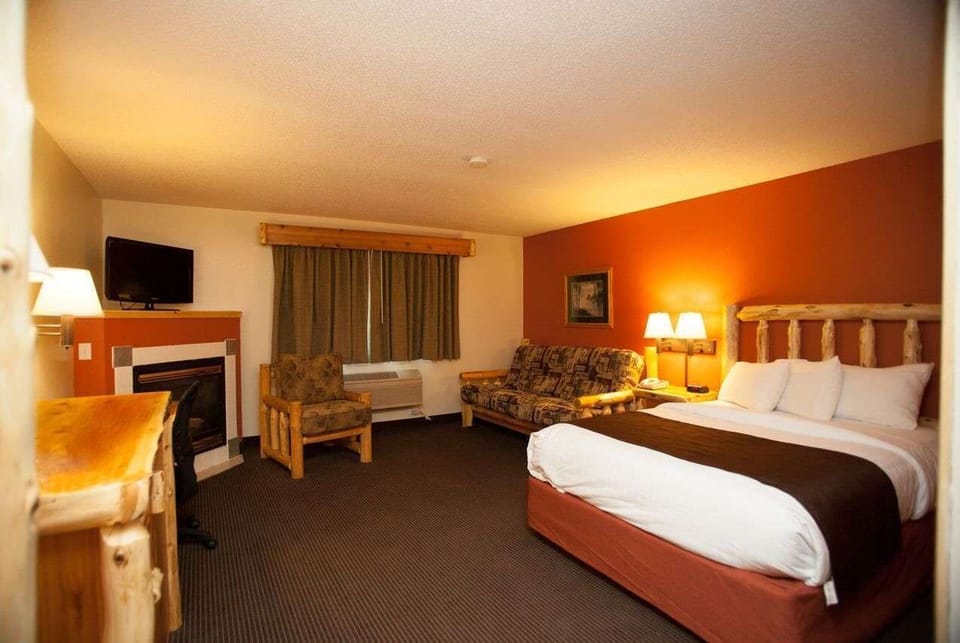 Studio Suite, 1 Queen Bed, Full Size Futon, Fireplace, Non Smoking | Desk, iron/ironing board, rollaway beds, free WiFi