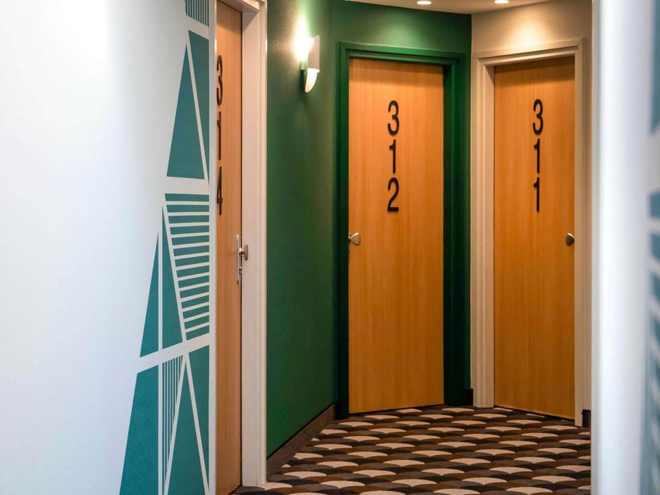 Standard Room, 2 Twin Beds | Minibar, in-room safe, desk, soundproofing