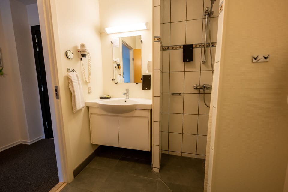 Comfort Room | Bathroom | Shower, free toiletries, towels