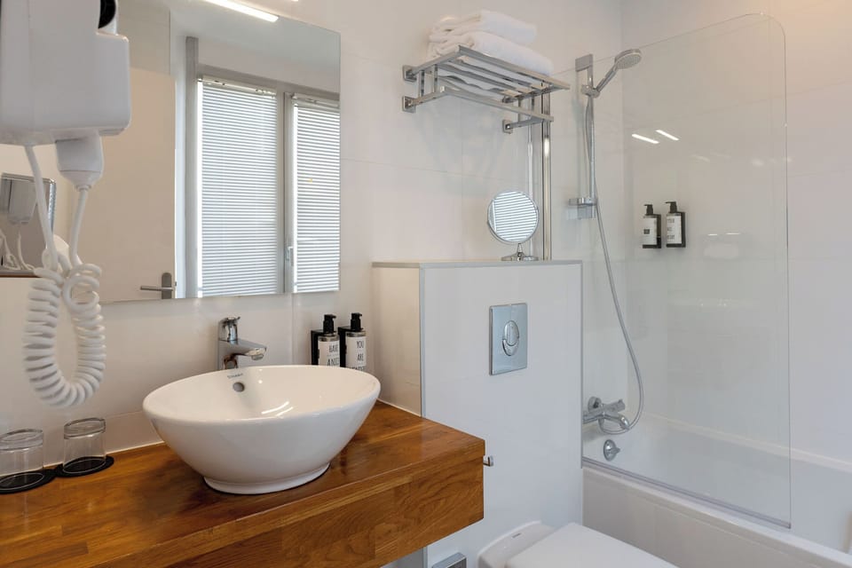 Triple Room, Balcony | Bathroom | Free toiletries, hair dryer, towels, soap