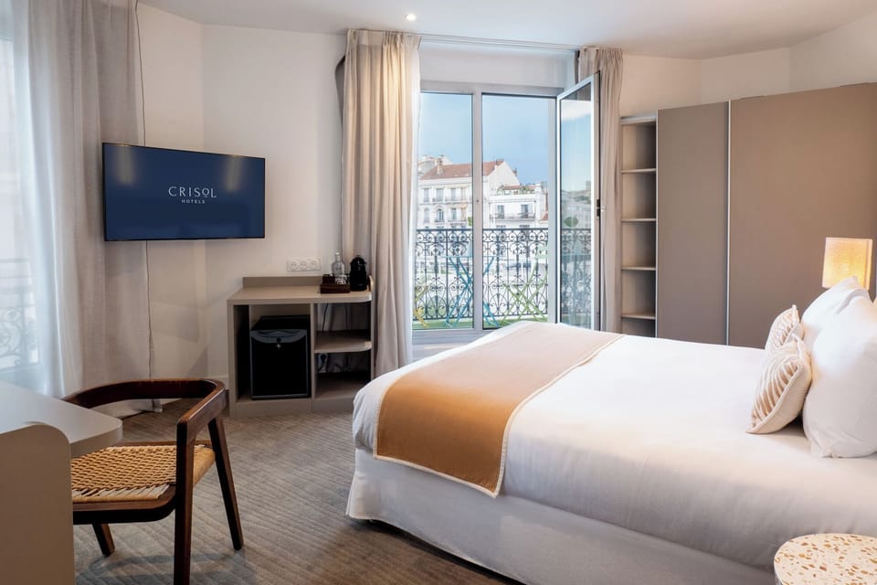 Individually furnished, desk, laptop workspace, free WiFi