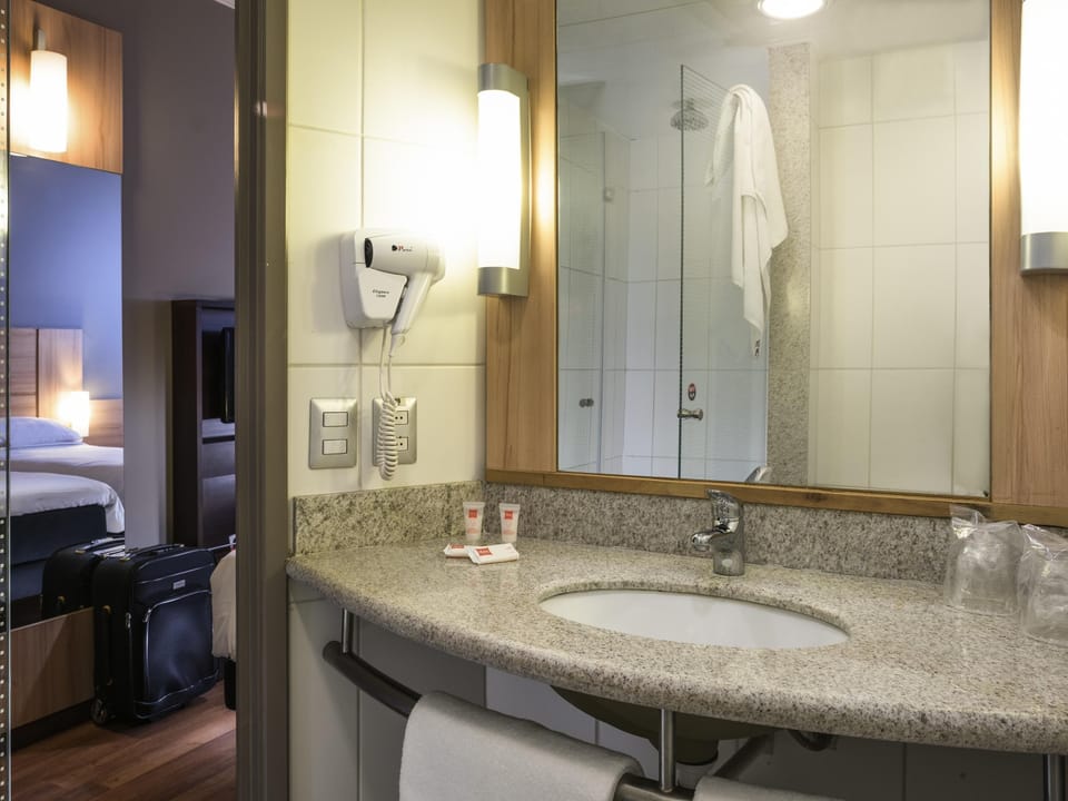 Room, 1 Queen Bed | In-room safe, desk, laptop workspace, soundproofing