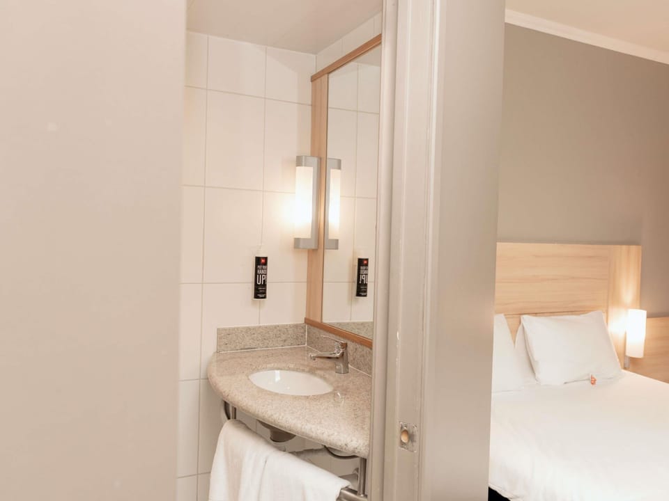 Room, 1 Queen Bed | Bathroom | Shower, eco-friendly toiletries, hair dryer, towels