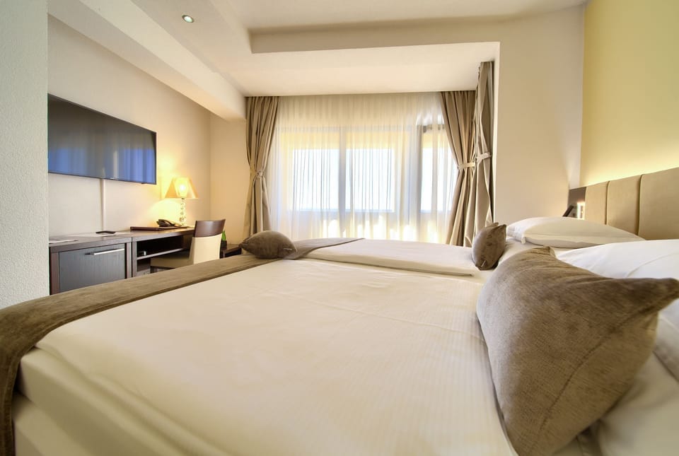 Comfort Double Room, Sea View | Premium bedding, minibar, in-room safe, desk