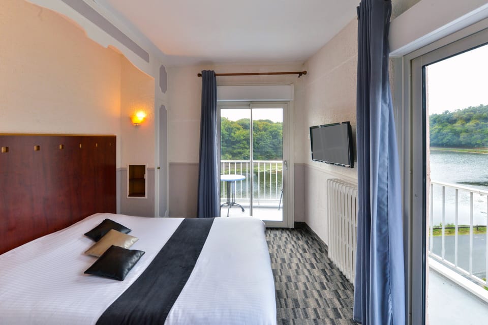 Double Room, Lake View | In-room safe, desk, blackout drapes, free WiFi