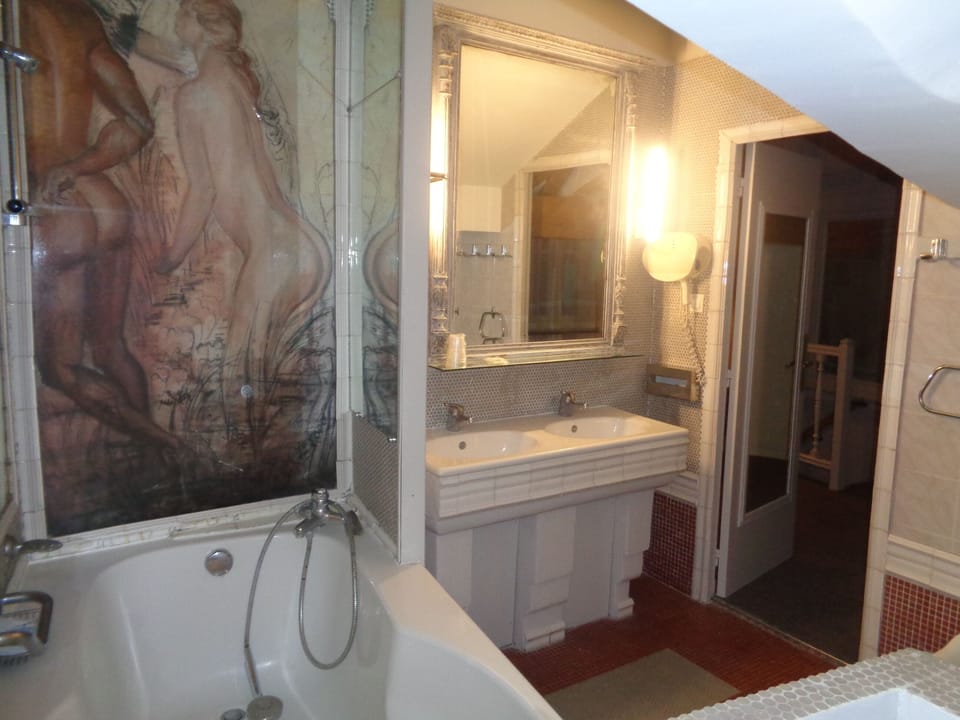 Superior Double Room - Notre Dame View | Bathroom | Shower, free toiletries, hair dryer, towels