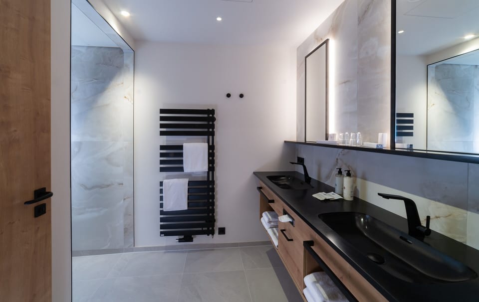 Junior Studio Suite | Bathroom | Shower, bathrobes, slippers, towels