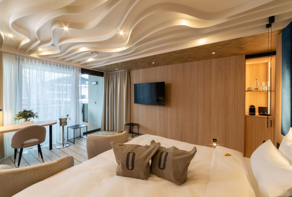 Junior Studio Suite | Minibar, in-room safe, desk, blackout drapes