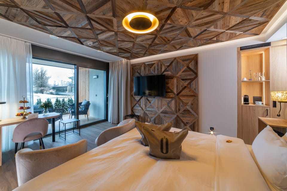 Junior Studio Suite | Minibar, in-room safe, desk, blackout drapes