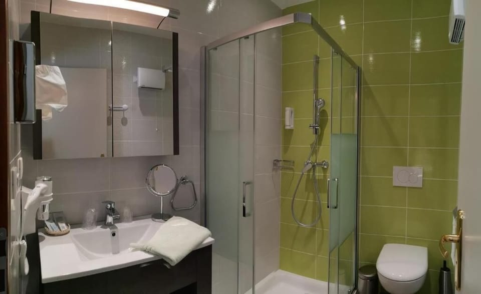 Classic Double Room, 1 Queen Bed, Non Smoking | Bathroom | Shower, rainfall showerhead, free toiletries, hair dryer