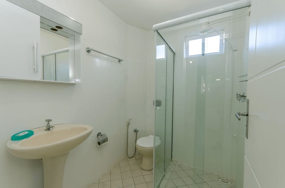Apartment, 2 Bedrooms | Bathroom | Shower, hair dryer, towels