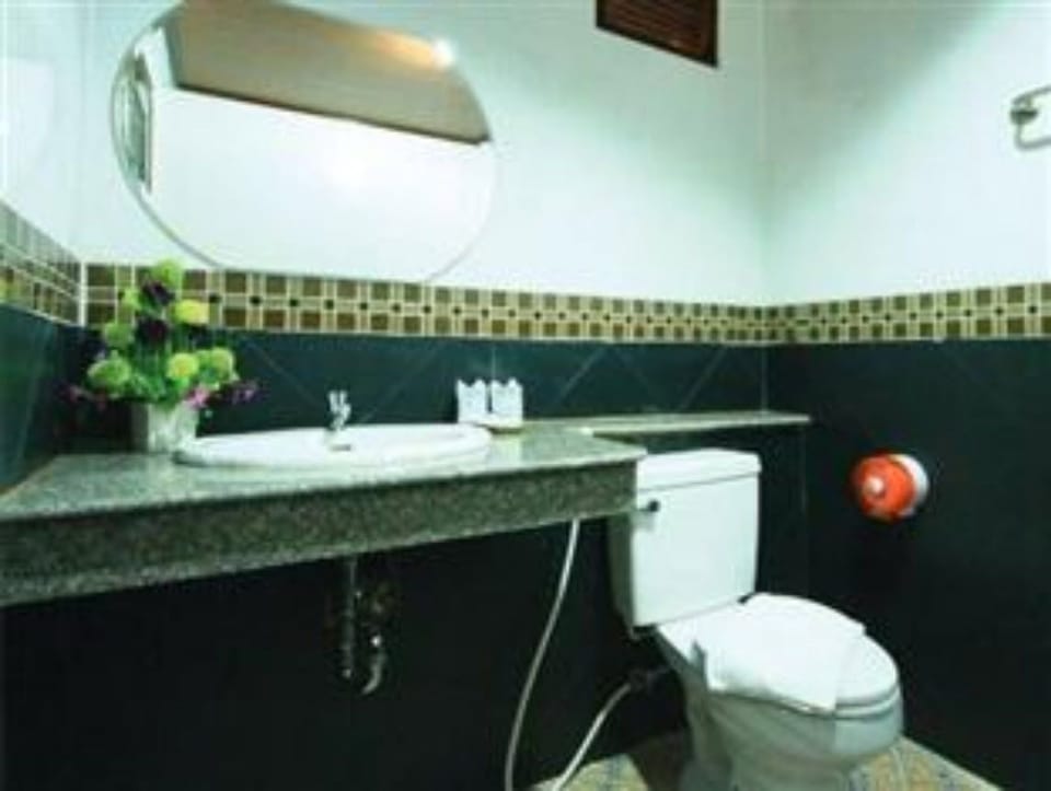 Shower, rainfall showerhead, free toiletries, towels
