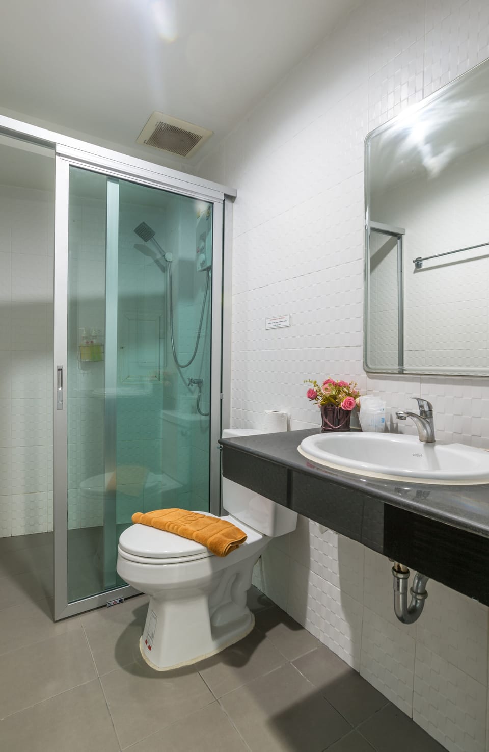Economy Double Room | Bathroom | Shower, hair dryer, towels