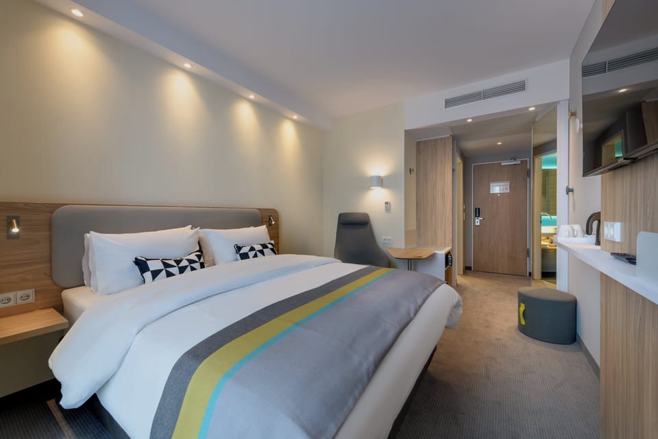 Standard Room, 1 Queen Bed | Hypo-allergenic bedding, in-room safe, desk, laptop workspace