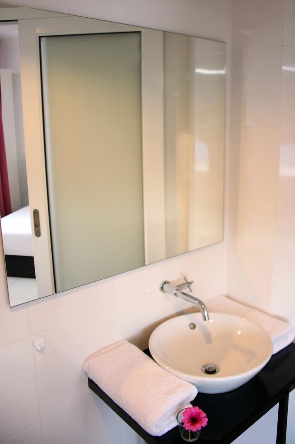 Shower, rainfall showerhead, free toiletries, hair dryer
