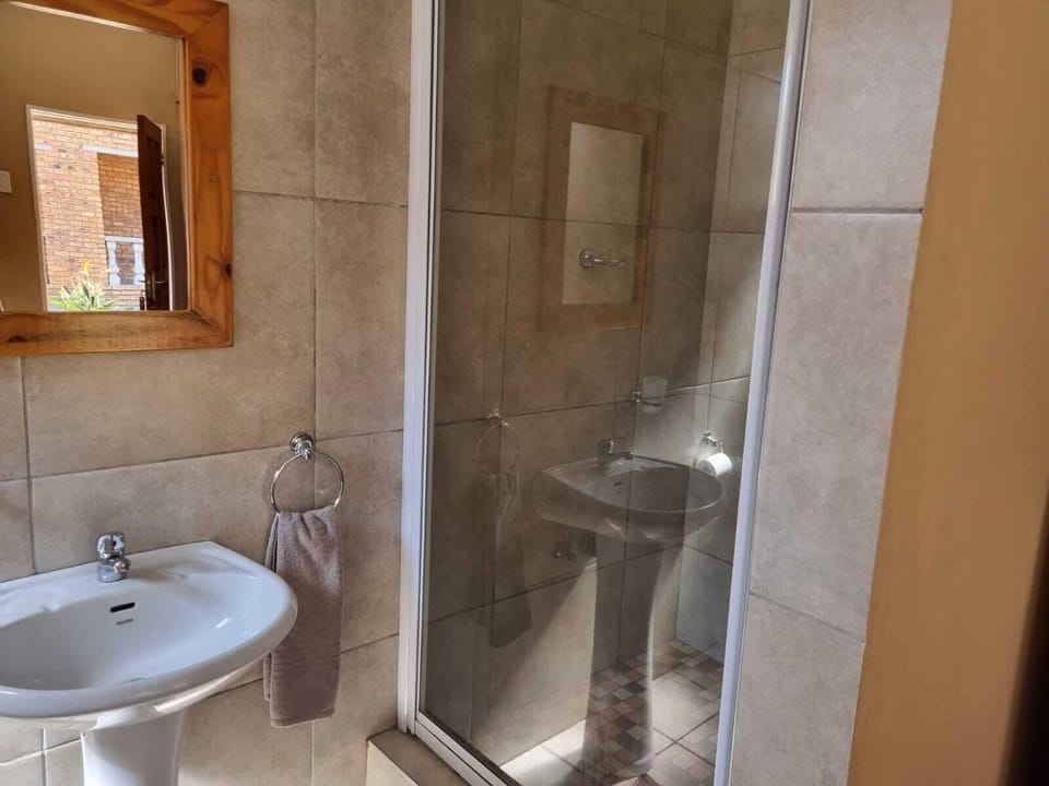 Standard Single / Double Room | Bathroom | Shower, free toiletries, hair dryer, towels