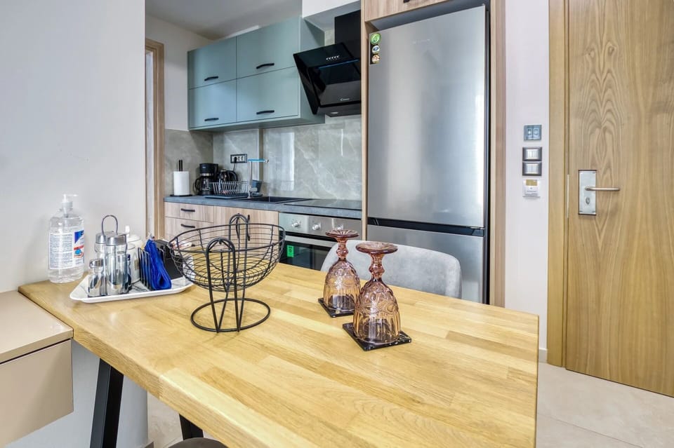 Junior Suite, Mountain View | Living room | 32-inch Smart TV with cable channels, TV