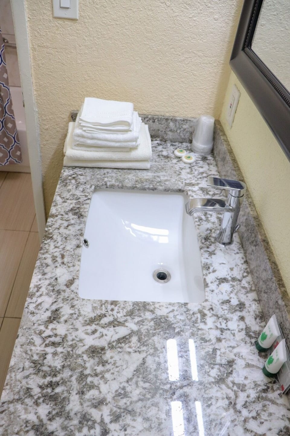 Combined shower/tub, hair dryer, towels