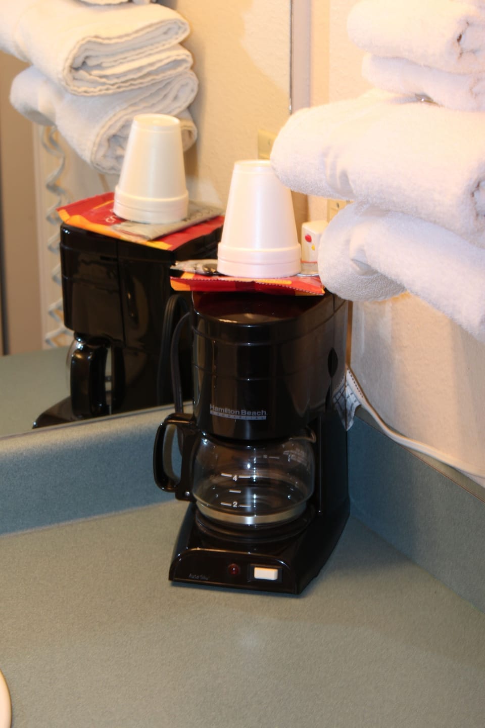 Standard Room, 1 Queen Bed | Coffee and/or coffee maker
