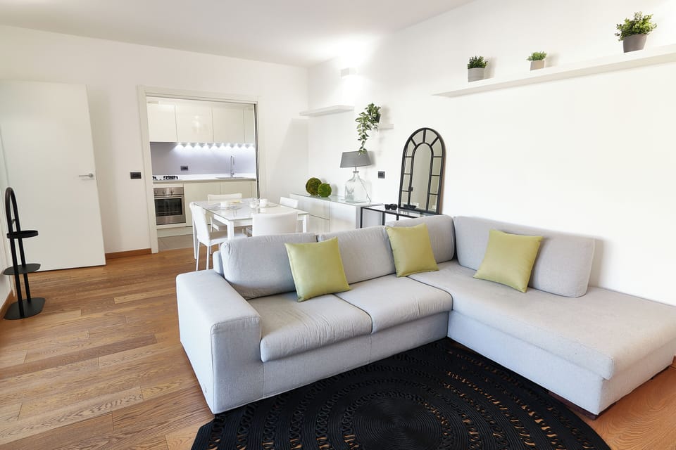 Suite Design Apartment King | Living area | 80-cm TV with satellite channels, heated floors