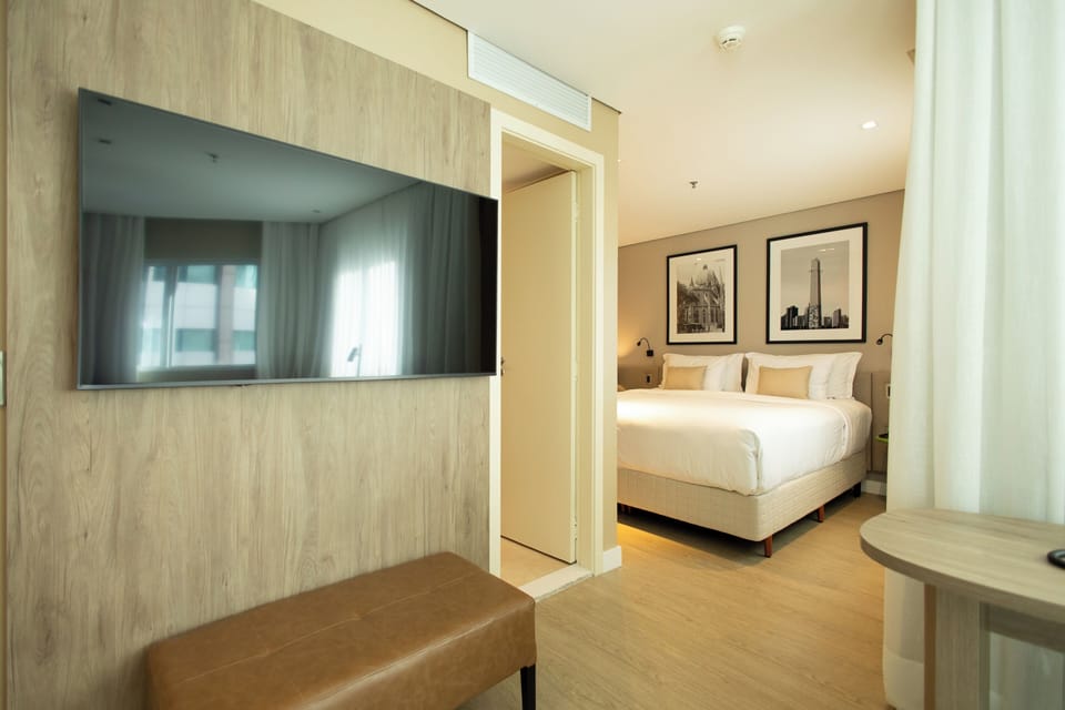 Suite Superior King | Minibar, in-room safe, desk, blackout drapes