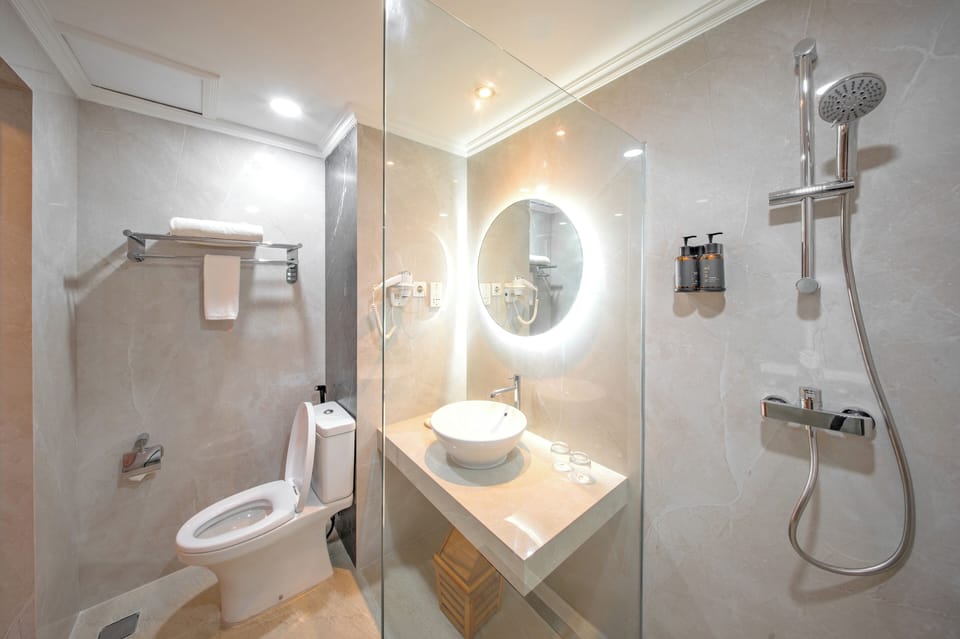 Superior Room | Bathroom | Free toiletries, hair dryer, slippers, towels