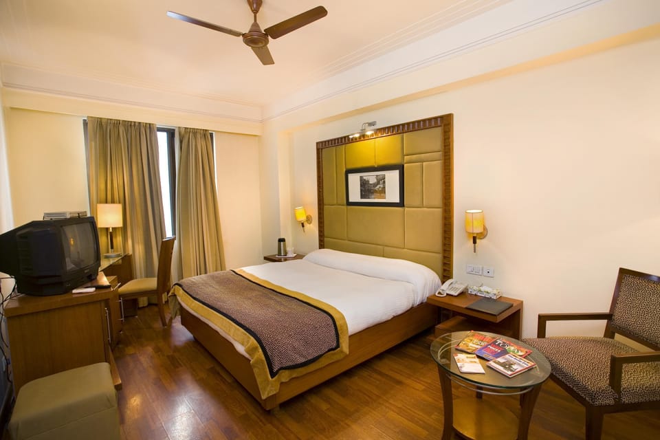 Executive Room, 1 Bedroom, City View | Minibar, desk, blackout drapes, soundproofing