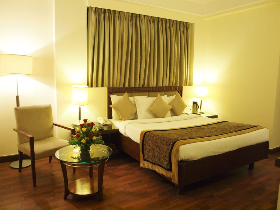 Deluxe Room | Minibar, desk, blackout drapes, soundproofing