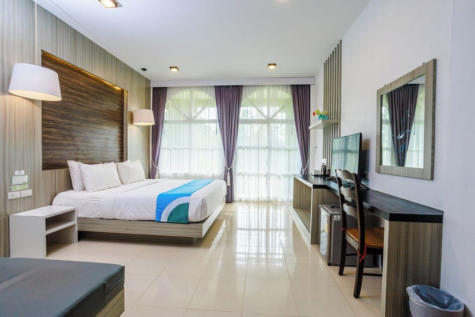 Deluxe Double Room, 1 Bedroom, Balcony | Individually decorated, desk, blackout drapes, soundproofing