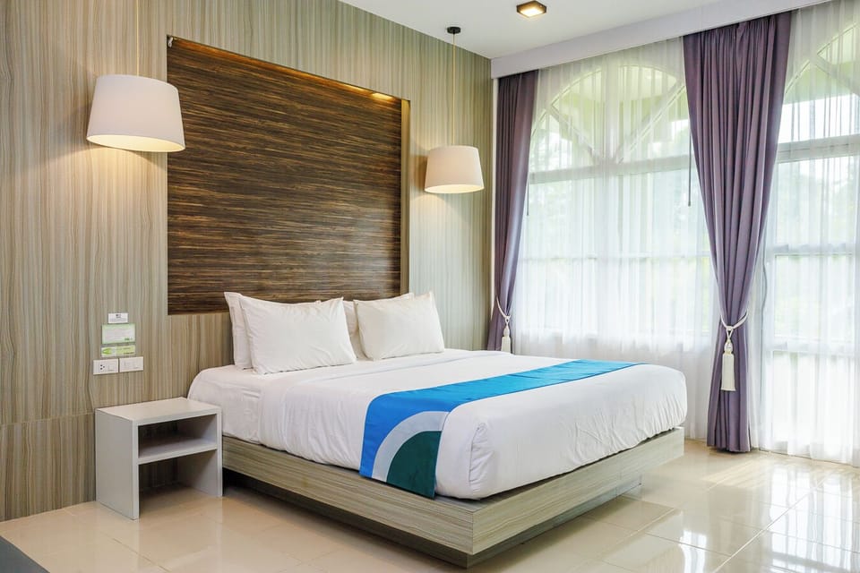 Deluxe Double Room, 1 Bedroom, Balcony | Individually decorated, desk, blackout drapes, soundproofing