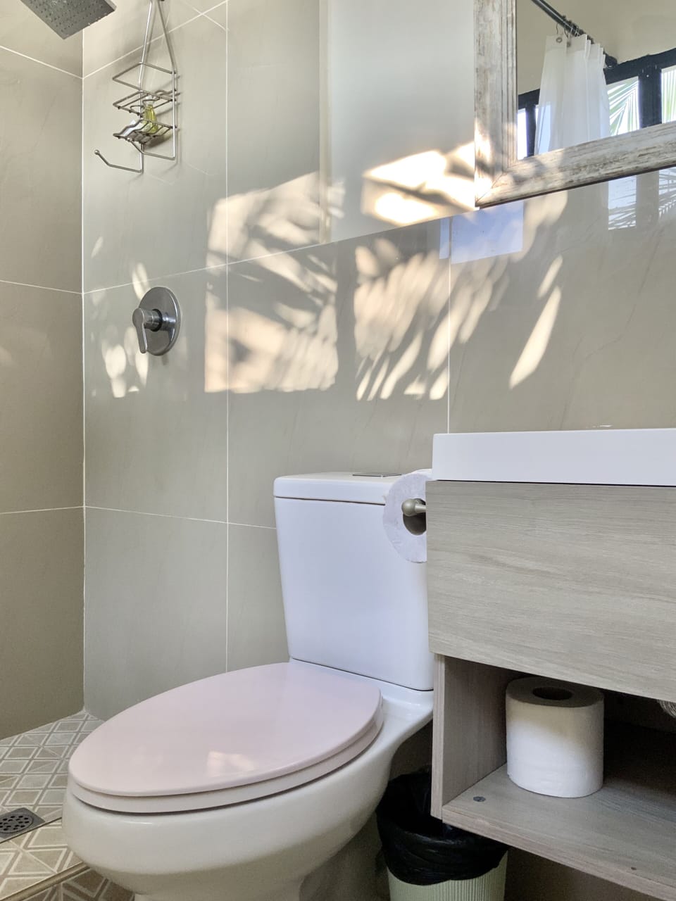Panoramic Room | Bathroom | Shower, rainfall showerhead, towels