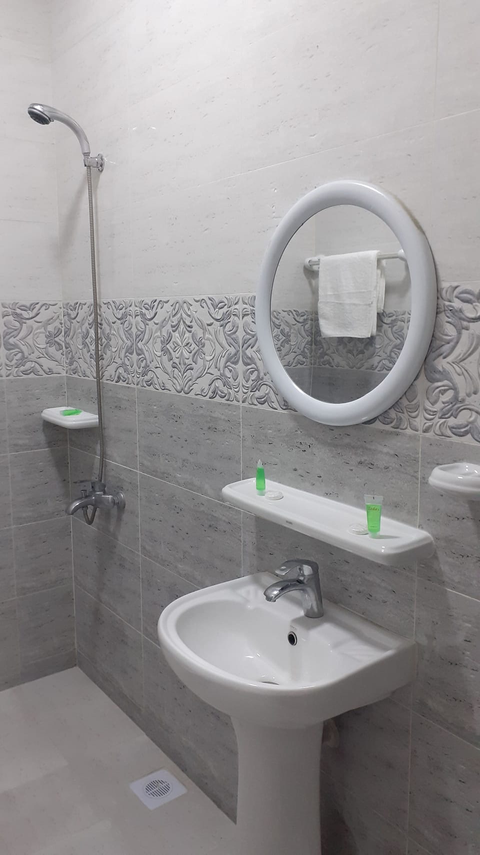 Shower, bidet, towels