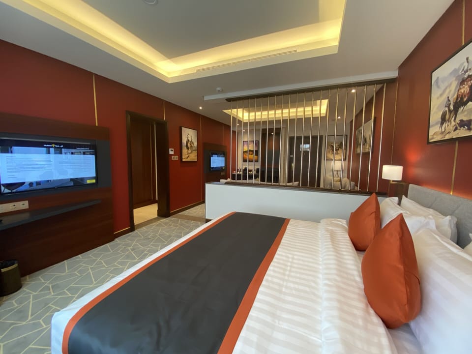 Executive Suite | Minibar, in-room safe, desk, blackout drapes