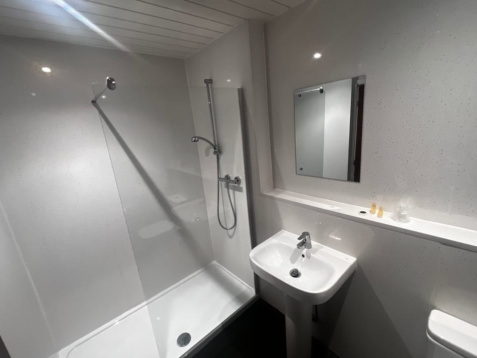 Superior Double Room | Bathroom | Combined shower/tub, hair dryer, towels